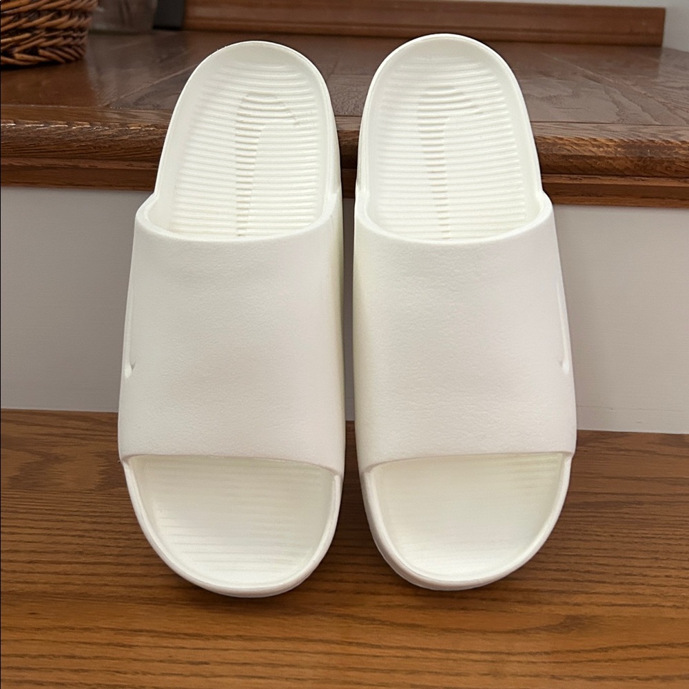 Unisex, Men’s 8/ Women’s 9 White Slide Sandals.  Gently worn